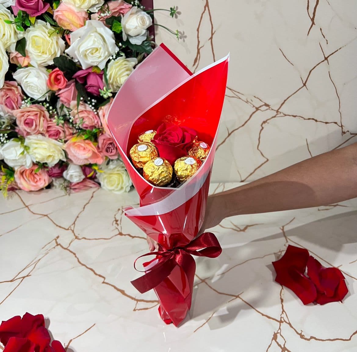 Buquê com rosa e chocolates